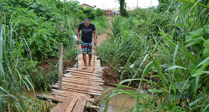 Famílias que residem em conjunto entregue pelo governo no ano passado, pedem socorro e denunciam irregularidades nas obras do bairro