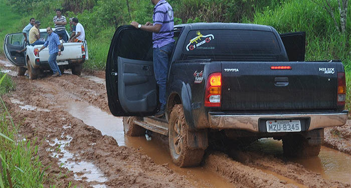 Prefeito Everaldo Gomes verifica de perto situação de ramais e escola rural