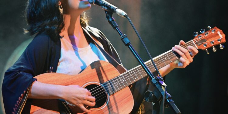 Cantora e compositora mineira faz shows e ministra oficina em Rio Branco