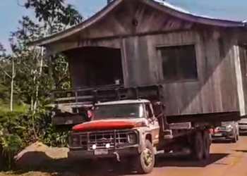 Transporte de casa em cima de caminhão chama a atenção em Boca do Acre