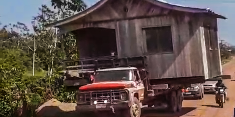 Transporte de casa em cima de caminhão chama a atenção em Boca do Acre