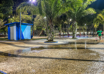 Desnível em fonte recém-inaugurada causa desperdício de água