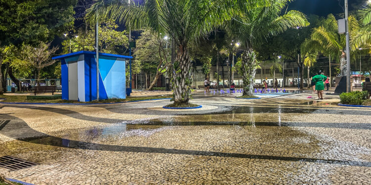 Desnível em fonte recém-inaugurada causa desperdício de água